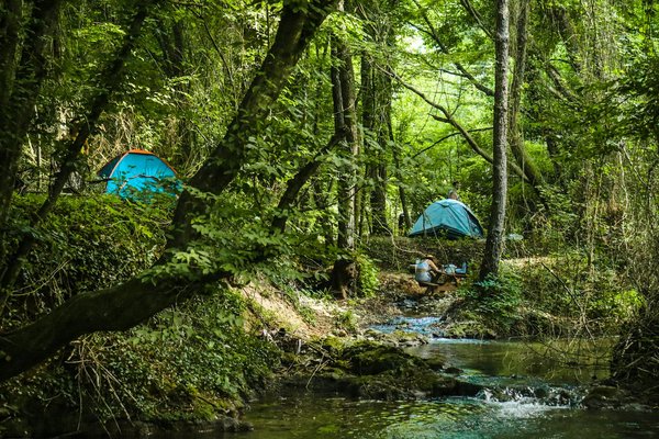 Quelles sont les préparations nécessaires pour un camping en période de tempêtes tropicales?